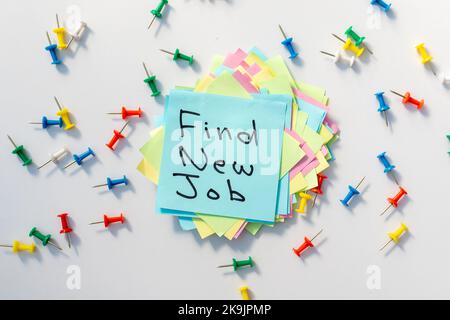 Testo scritto a mano trova nuovo lavoro su un foglio di appunti isolato su sfondo bianco Foto Stock