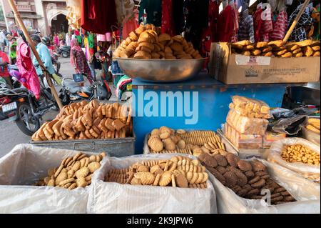 Jodhpur, Rajasthan, India - 20.10.2019 : vari tipi di bicuits stanno vendendo al mercato sardo famoso e Ghanta ghar Torre dell'orologio in Jodhpur. Foto Stock
