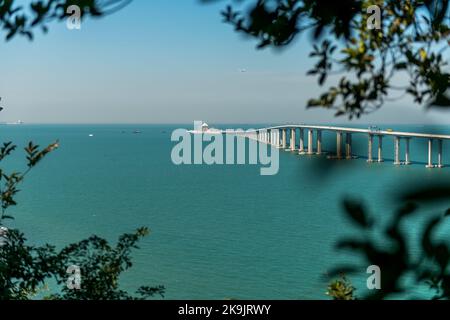 La sezione di Hong Kong link Road del ponte Hong Kong-Zhuhai-Macao, vista dall'antico sentiero di Tung o sull'isola di Lantau, Hong Kong, gennaio 2018. Foto Stock