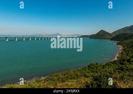 La sezione di Hong Kong link Road del ponte Hong Kong-Zhuhai-Macao, vista dall'antico sentiero di Tung o sull'isola di Lantau, Hong Kong, gennaio 2018 Foto Stock