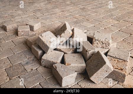 pavimentazione pavimentazione pavimentazione pavimentazione pavimentazione mattoni pietra posa mattoni, lavori marciapiedi Foto Stock