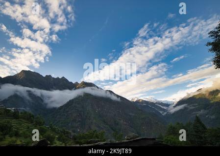 Una montagna desertica fredda ad alta quota con nuvole e cielo blu Foto Stock