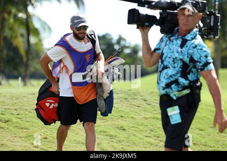 Miami, Stati Uniti. 28th Ott 2022. DORAL, FL - 28 OTTOBRE: Matthew Wolff cammina fino alla seconda buca durante le quarti di finale della LIV Golf Invitational - Miami al Trump National Doral Miami il 28 ottobre 2022 a Doral, Florida. (Foto di Alberto E. Tamargo/Sipa USA) Credit: Sipa USA/Alamy Live News Foto Stock