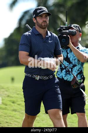 Miami, Stati Uniti. 28th Ott 2022. DORAL, FL - 28 OTTOBRE: Matthew Wolff cammina fino alla seconda buca durante le quarti di finale della LIV Golf Invitational - Miami al Trump National Doral Miami il 28 ottobre 2022 a Doral, Florida. (Foto di Alberto E. Tamargo/Sipa USA) Credit: Sipa USA/Alamy Live News Foto Stock