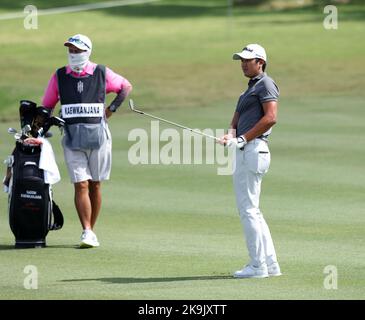 Miami, Stati Uniti. 28th Ott 2022. DORAL, FL - 28 OTTOBRE: Sadom Kaewkanjana guarda verso il primo green durante i quarti di finale della LIV Golf Invitational - Miami al Trump National Doral Miami il 28 ottobre 2022 a Doral, Florida. (Foto di Alberto E. Tamargo/Sipa USA) Credit: Sipa USA/Alamy Live News Foto Stock
