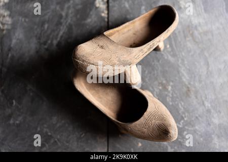 Ritratto superiore di un paio di scarpe di legno Foto Stock