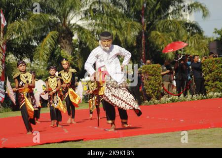 Madiun, Giava Orientale, Indonesia. 28th Ott 2022. Un certo numero di studenti ha eseguito la tradizionale danza jack di Madiun Regency in Piazza Caruban, Madiun Regency. Credit: ZUMA Press, Inc./Alamy Live News Foto Stock