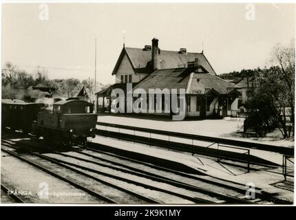 Stazione di Spånga. Ferrovia Stoccolma-Västerås-Bergslagen, SWB. La stazione è stata inaugurata nel 15/12 1876. Nel 1908 fu costruita una nuova casa di stazione che fu demolita nel 1975 e sostituita da un edificio in lamiera. Nel 2004 è stata costruita una nuova casa di stazione. Dal 1969, Spånga è solo una stazione ferroviaria per pendolari. SWB Y3 75 O SWB Y3 79. Foto Stock