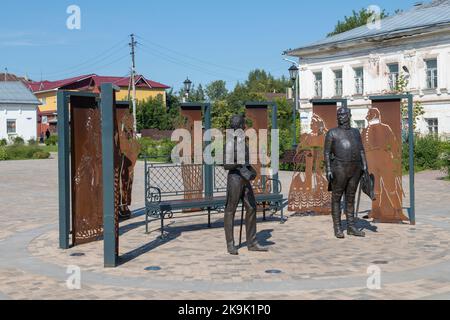 USTYUZHNA, RUSSIA - 04 AGOSTO 2022: Composizione scultorea sulla piazza commerciale in un giorno di sole agosto Foto Stock