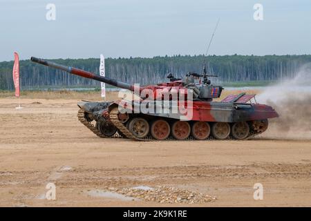 ALABINO, RUSSIA - 19 AGOSTO 2022: Carro armato della squadra mongola sulla pista di biathlon carro armato. Giochi internazionali di guerra 2022 Foto Stock