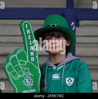 Leeds, Regno Unito. 29th Ott 2022. 28th ottobre 2022; Headingley Stadium, Headingley, Leeds, West Yorkshire, Inghilterra; Coppa del mondo di rugby Nuova Zelanda contro Irlanda: Un giovane fan irlandese prima del gioco Credit: Action Plus Sports Images/Alamy Live News Foto Stock