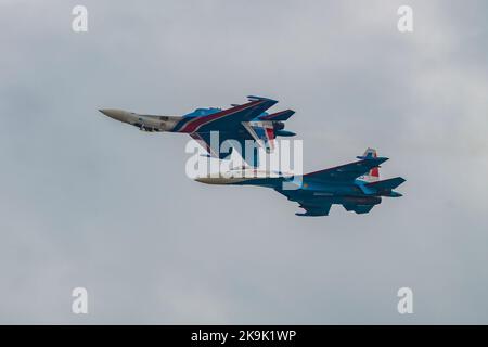 KUBINKA, RUSSIA - 20 AGOSTO 2022: Due combattenti su-35S della squadra aeronautica russa dei Cavalieri eseguono la figura di aerobica 'Specchio'. Spettacolo aereo sul A Foto Stock