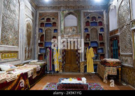 BUKHARA, UZBEKISTAN - 09 SETTEMBRE 2022: Interno di una stanza in una vecchia casa di ebrei bukariani Foto Stock