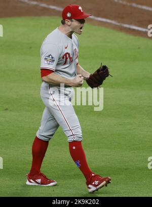 Houston, Stati Uniti. 29th Ott 2022. Philadelphia Phillies sollievo caraffa David Robertson celebra dopo che i Phillies sconfisse gli Houston Astros 6-5 in dieci inning in gioco una delle 2022 World Series al Minute Maid Park di Houston Venerdì, 28 ottobre 2022. Foto di John Angelillo/UPI. Credit: UPI/Alamy Live News Foto Stock