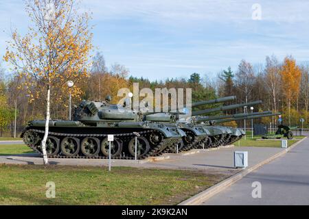 KIROVSK, RUSSIA - 24 OTTOBRE 2022: Esposizione dei carri armati sovietici nella svolta del museo 'Assedio di Leningrad' in un giorno di sole di ottobre. Leningra Foto Stock