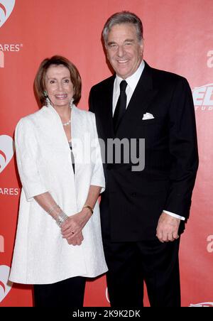 Foto del file datata 10 febbraio 2017 di Nancy Pelosi e Paul Pelosi partecipano alla 2017 MusiCares persona dell'anno a Los Angeles, CA, USA. Un intruso che grida “dove si trova Nancy?” Ha attaccato il marito del presidente della Camera Nancy Pelosi con un martello nella loro casa di San Francisco all'inizio di Venerdì mattina 28 ottobre 2022, un funzionario dell'applicazione della legge ha detto, un incidente brutale che sta alimentando i timori di violenza politicamente motivata davanti alle elezioni che determineranno il controllo della Camera e del Senato. Foto di Lionel Hahn/ABACAPRESS.COM Foto Stock