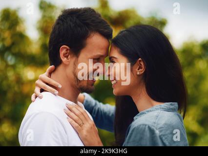 Ovunque vi troviate è il mio posto preferito: Una giovane coppia affettuosa che trascorre una romantica giornata nel parco. Foto Stock