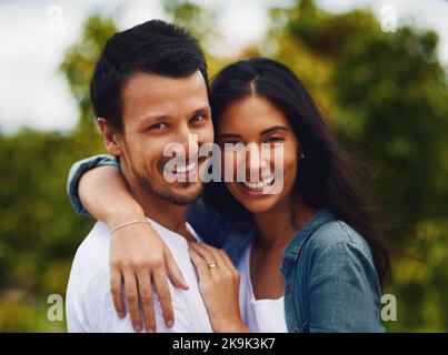I cuori felici fanno un matrimonio felice: Una giovane coppia affettuosa che trascorre una romantica giornata nel parco. Foto Stock