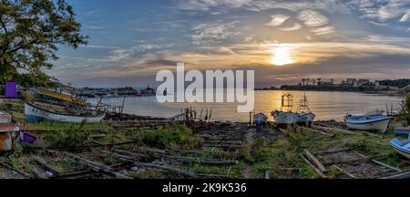 Athopol, Bulgaria - 23 ottobre 2022: Vista panoramica delle rampe e delle piccole barche da pesca nel porto di Athopol sul Mar Nero all'alba Foto Stock