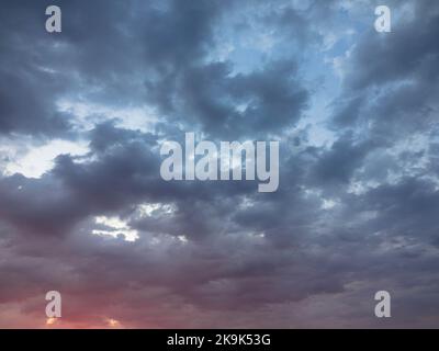 Spettacolare cielo crepuscolo e sfondo nuvoloso. Cielo naturale viola scuro. Nuvole scure, tempesta e pioggia. Concetto di clima e natura. Molto spazio di testo. Foto Stock