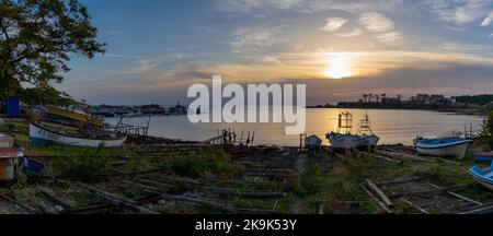 Athopol, Bulgaria - 23 ottobre 2022: Vista panoramica delle rampe e delle piccole barche da pesca nel porto di Athopol sul Mar Nero all'alba Foto Stock