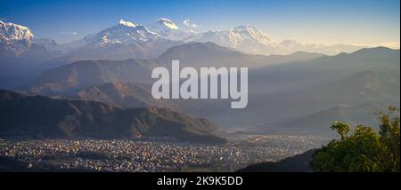 Paesaggi della cima della neve e catene montuose nella zona circostante Pokhra in Nepal. Pokhra è una destinazione turistica ben nota Himalayan gateway Foto Stock