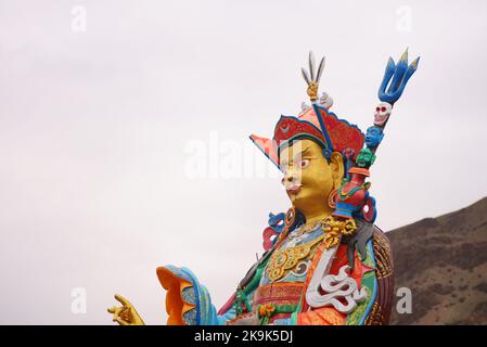 Statua del Guru Padmasambhav 'nato da un loto' conosciuto come Guru Rinpoche (prezioso Guru) è stato un maestro tantrico buddista che ha portato il buddismo in Tibet. Foto Stock