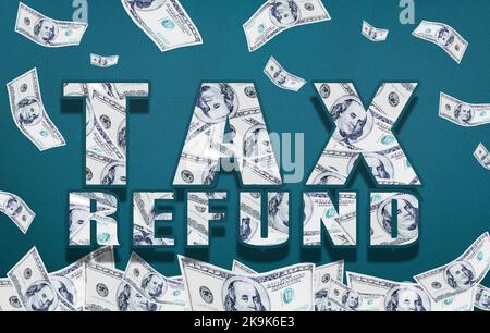 Rimborso fiscale. Le parole RIMBORSO FISCALE costruito da fatture in dollari all'interno di una cornice anche fatto da fatture in dollari su uno sfondo blu. Foto Stock