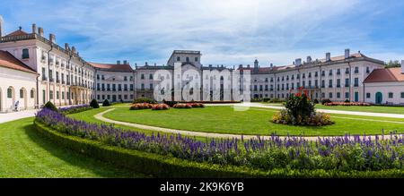 Fertod, Ungheria - 7 ottobre, 2022: Vista panoramica del Palazzo Esterhazy o della Versailles ungherese a Fertod Foto Stock