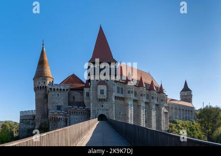 Hunedoara, Romania - 17 ottobre, 2022: Vista del castello Corvin del 15th° secolo a Hunedoara in Transilvania Foto Stock