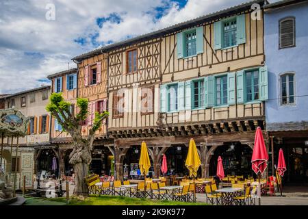 La piazza principale della città medievale di Mirepoix, con le sue case a graticcio, i suoi caffè e terrazze nel sud della Francia (Ariege) Foto Stock