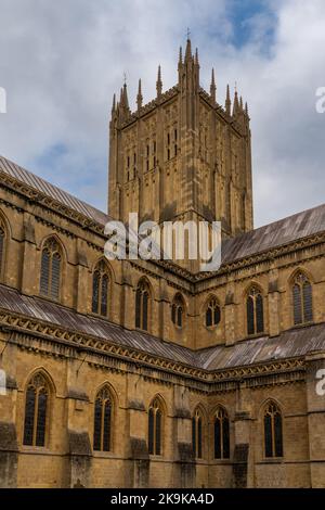 Wells, Regno Unito - 1 settembre, 2022: Vista verticale della Cattedrale di Wells Foto Stock