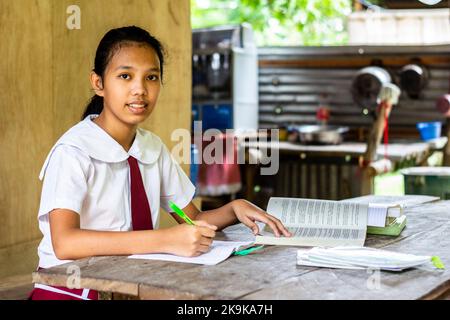 Un indigente studente filippino di Batangas, Filippine Foto Stock