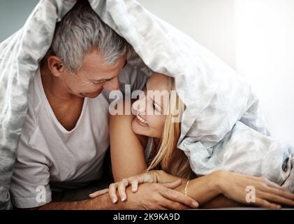 Il mio posto preferito al mondo è a letto con voi, una coppia affettuosa che trascorre la giornata a letto. Foto Stock