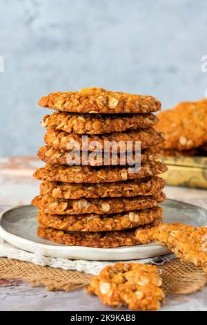 Biscotti Anzac - tradizionale farina d'avena dolce australiana e biscotti al cocco Foto Stock