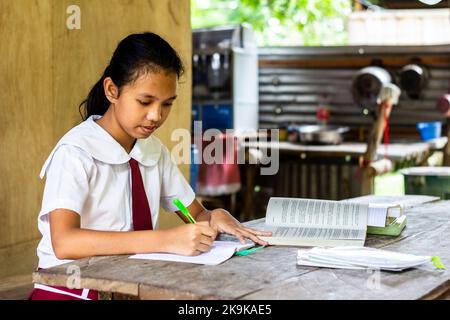 Un indigente studente filippino di Batangas, Filippine Foto Stock