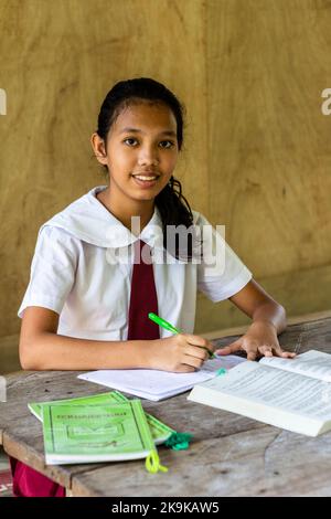 Un indigente studente filippino di Batangas, Filippine Foto Stock