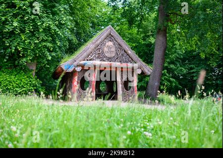 Amburgo, Germania. 11th giugno, 2022. La capanna d'uovo di Jenischpark reca l'iscrizione 'Amicis et qvieti' ed è dipinta con etichette graffiti. Credit: Jonas Walzberg/dpa/Alamy Live News Foto Stock