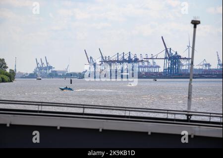 Amburgo, Germania. 11th giugno, 2022. Diverse barche a motore navigano sul fiume Elba davanti ai terminal dei container con gru a portale per container nel porto. Credit: Jonas Walzberg/dpa/Alamy Live News Foto Stock