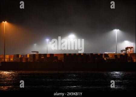 Amburgo, Germania. 26th Ott 2022. Il terminale per container Tollerort nella nebbia mattutina. Nella disputa sull'ingresso del gruppo statale cinese Cosco nel terminal container Tollerort nel porto di Amburgo, il gabinetto tedesco dovrebbe deliberare su un compromesso mercoledì. Credit: Jonas Walzberg/dpa/Alamy Live News Foto Stock