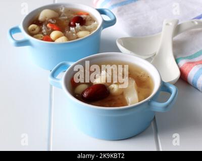 Peach Gum Collagen Dessert è un tradizionale cinese bevande rinfrescanti. Contiene Nido d'uccello, datteri rossi, Fungo della neve, Berry di Goji. Foto Stock