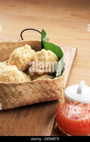 Cibo indonesiano : Bakso Goreng o Deep Fried Meatball. A base di pollo, carne o gamberi con farina. Servito con salsa piccante Foto Stock