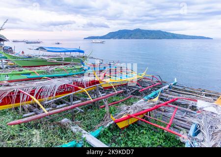 Barche Outrigger localmente chiamate banca sulla spiaggia di Batangas, Filippine Foto Stock