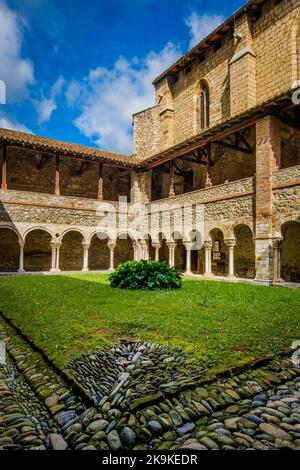 Il chiostro romanico del borgo medievale della cattedrale di Saint Lizier, nel sud della Francia (Ariege) Foto Stock