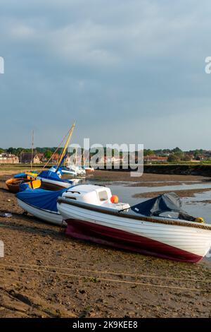 Barche a riposo a Blakeney, Norfolk, in una serata di sole Foto Stock