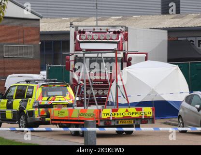 Foto del file datata 23/10/2019 dell'attività della polizia presso il Parco industriale Waterglade di Grays, Essex, dopo che 39 cassoni sono stati trovati all'interno di un contenitore per camion nel parco industriale. Un uomo è stato accusato di omicidio e fa parte di una cospirazione che ha portato alla morte di 39 cittadini vietnamiti trovati morti in un camion in Essex. I corpi delle vittime sono stati scoperti sul retro del rimorchio autocarro, che era stato trasportato in traghetto da Zeebrugge in Belgio a Purfleet all'inizio del 23 ottobre 2019. Marius Mihai Dragici, 49 anni, detenuto dalla polizia in Romania ad agosto, comparirà a Chelmsfo Foto Stock