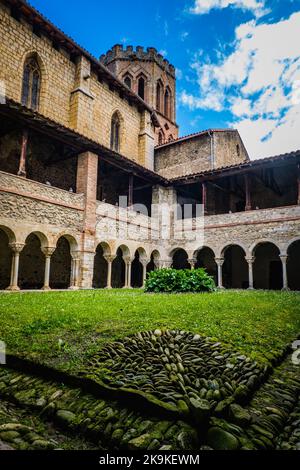 Il chiostro romanico del borgo medievale della cattedrale di Saint Lizier, nel sud della Francia (Ariege) Foto Stock