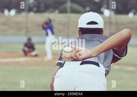 Baseball, caraffa e palla in mano, giocatore pronto a giocare e giovani uomini che giocano sul campo. Giocatore di sport, fitness e baseball professionista in uniforme Foto Stock