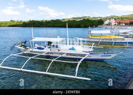 Outrigger boat localmente chiamato banca nel porto municipale di Baclayon a Bohol, Filippine Foto Stock