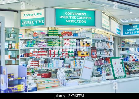 Ottenga il trattamento che avete bisogno. Scaffali riforniti con i vari medicinali in una farmacia. Foto Stock